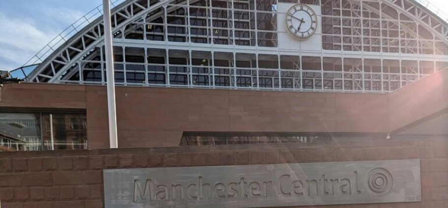 Manchester Oasis Walking Tour Experience-18