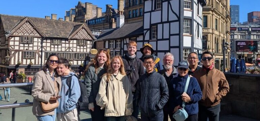Manchester Oasis Walking Tour Experience-10