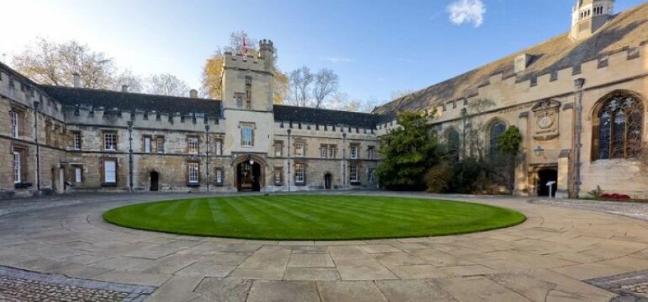 Oxford Detective Walking Tour Experience-1