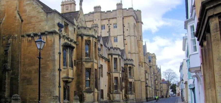 Oxford Detective Walking Tour Experience-10