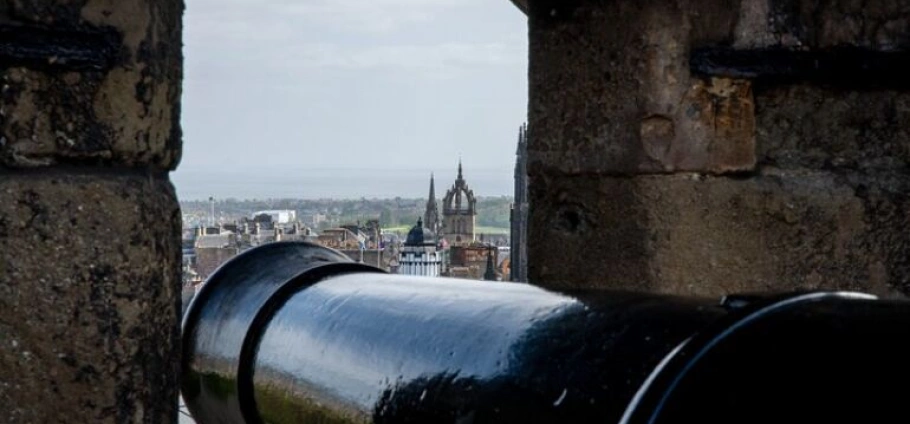 Edinburgh Castle Guided History Experience-7