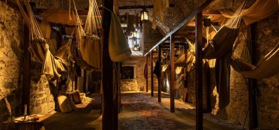 Edinburgh Castle Guided History Experience-6