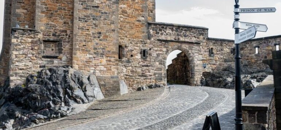 Edinburgh Castle Guided History Experience-5