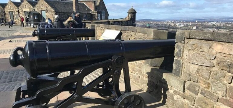 Edinburgh Castle Guided History Experience-2