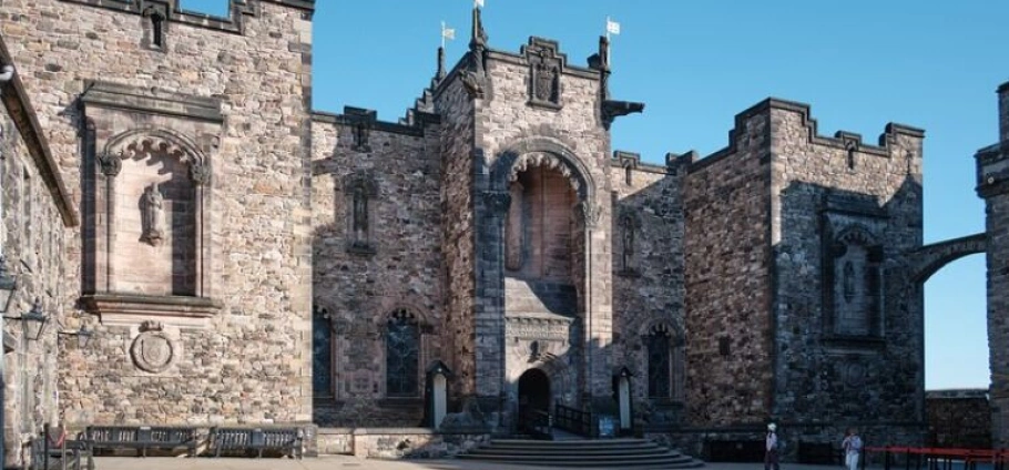 Edinburgh Royal History Tour and Experience-7
