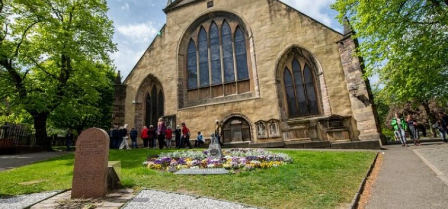 Edinburgh Historical Walking Tour Experience-2