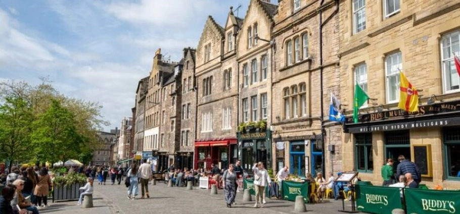Edinburgh Historical Walking Tour Experience-4
