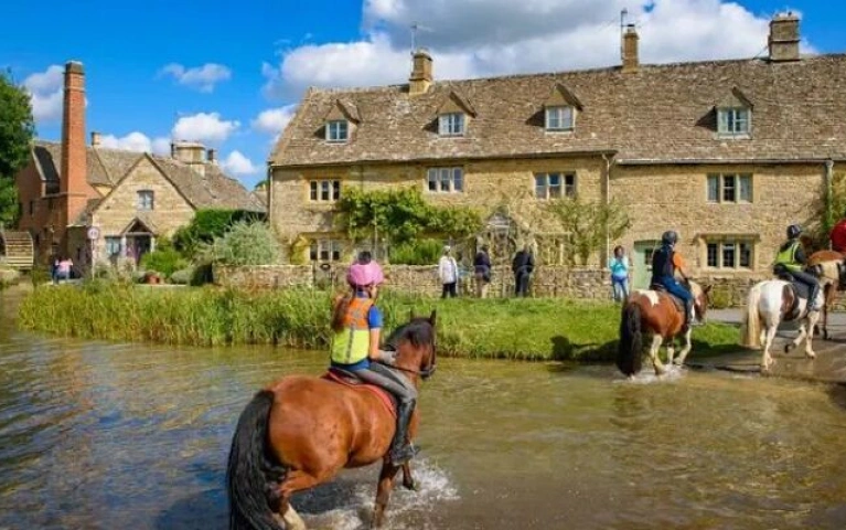 Cotswold Horse Riding and Pub Lunch