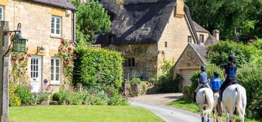 Cotswold Horse Riding and Pub Lunch-3