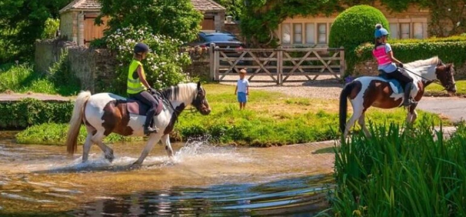 Cotswold Horse Riding and Pub Lunch-4