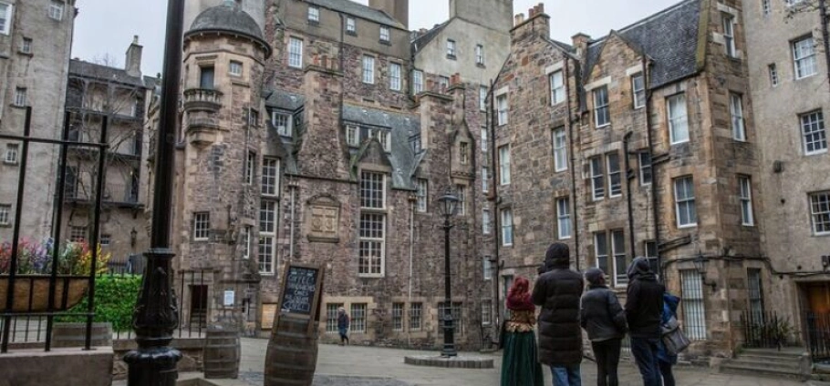 Edinburgh Historical Walking Tour Experience-9