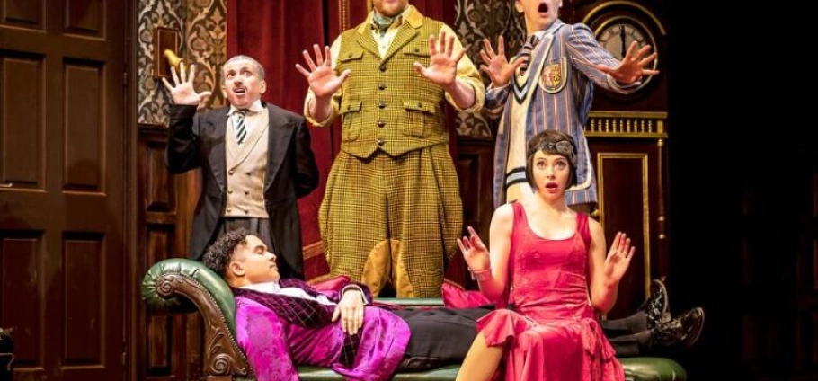 London Admission Ticket to The Play That Goes Wrong-12