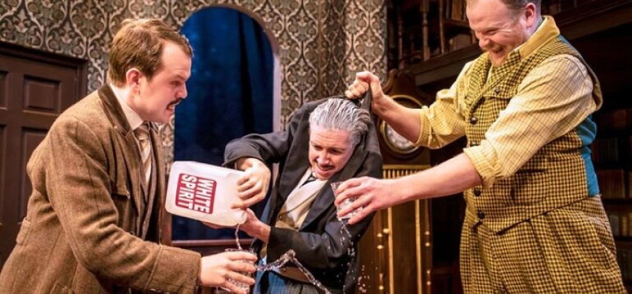 London Admission Ticket to The Play That Goes Wrong-9