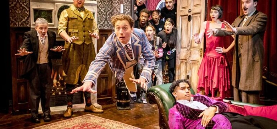 London Admission Ticket to The Play That Goes Wrong-8