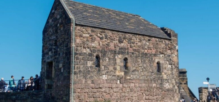 Edinburgh Castle Walking Tour Experience-3