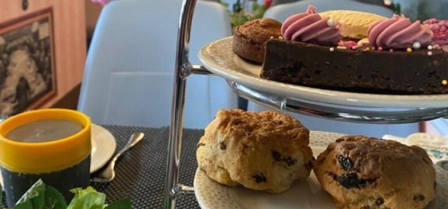 London Oasis-Inspired Afternoon Tea Bus Tour-2