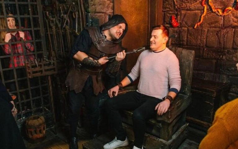 London Sightseeing and Dungeon Adventure Tour