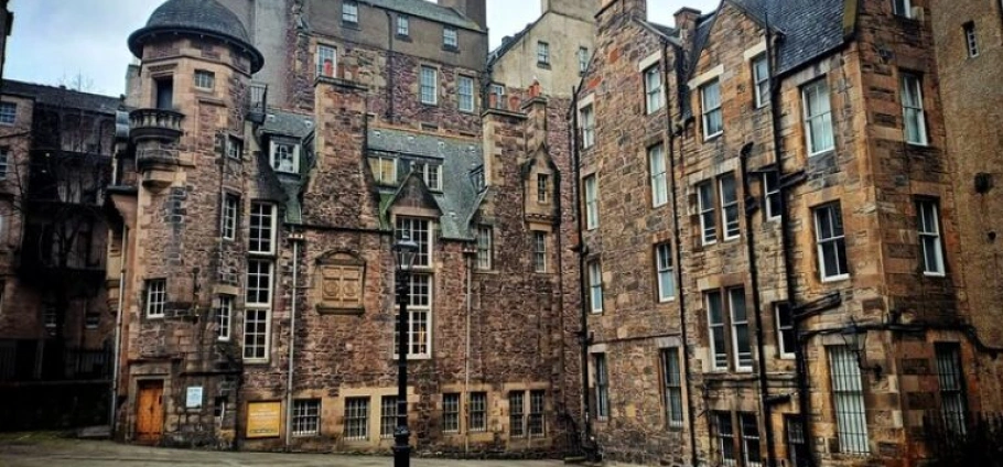 Edinburgh Royal Mile History and Alley Tour-9