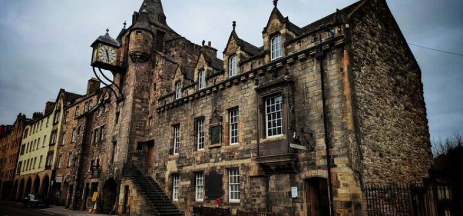 Edinburgh Royal Mile History and Alley Tour-8