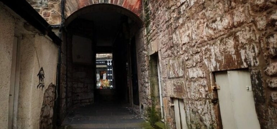 Edinburgh Royal Mile History and Alley Tour-6
