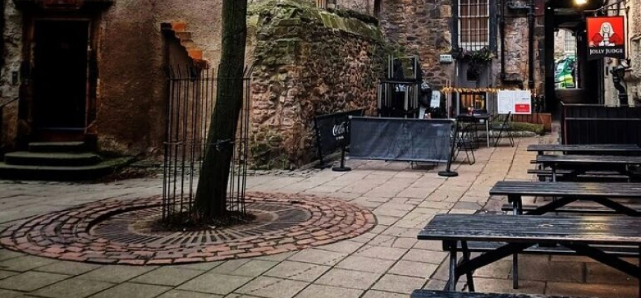 Edinburgh Royal Mile History and Alley Tour-5
