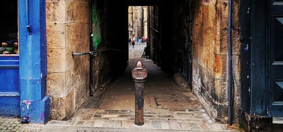 Edinburgh Royal Mile History and Alley Tour-11