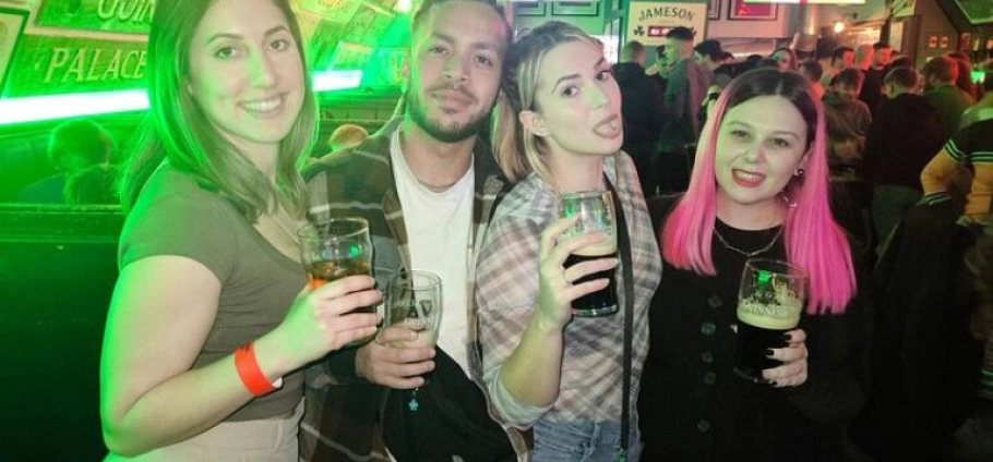 Edinburgh Nightlife Bar Crawl Experience-2