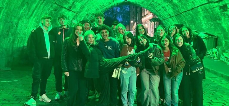 Edinburgh Nightlife Bar Crawl Experience-4