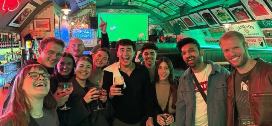 Edinburgh Nightlife Bar Crawl Experience-5