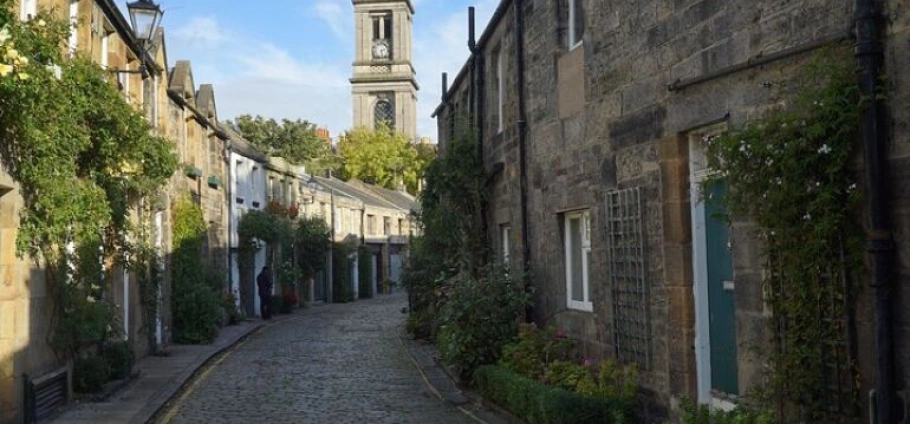 Edinburgh Hidden Gems and Local Explorer Tour-7