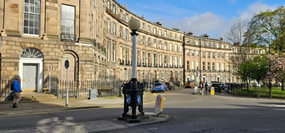 Edinburgh Hidden Gems and Local Explorer Tour-4