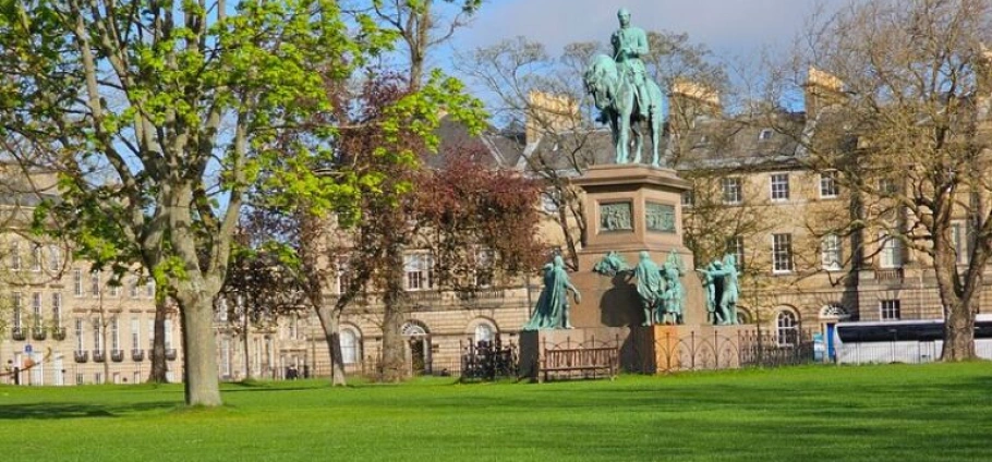 Edinburgh Hidden Gems and Local Explorer Tour-2