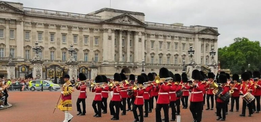 London Buckingham Palace and Guard Ceremony-1